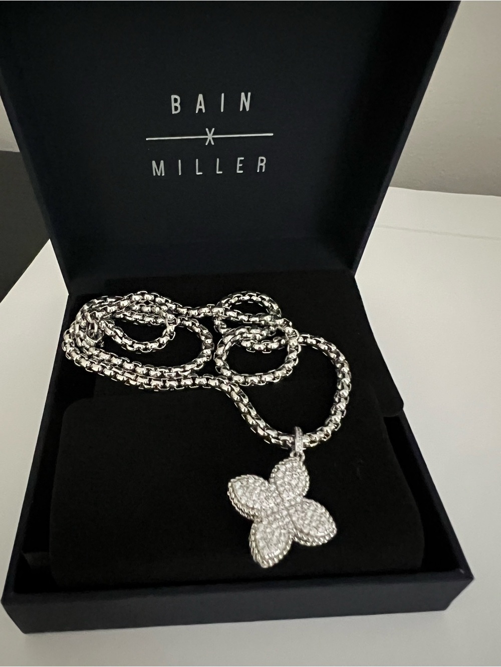 NWOT Unisex  Silver Pavé Clover Necklace